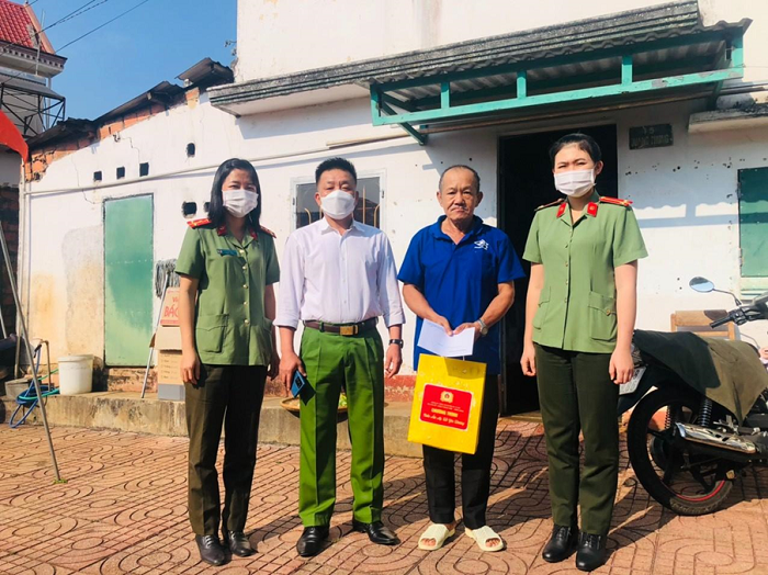 Công an huyện tiếp tục chuỗi hoạt động Xuân ấm áp - Tết yêu thương 2022
